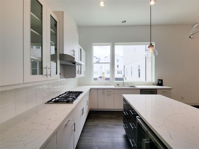 9 N St Charles Street B, Houston, TX 77003