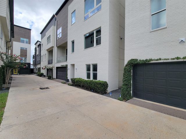 9 N St Charles Street B, Houston, TX 77003