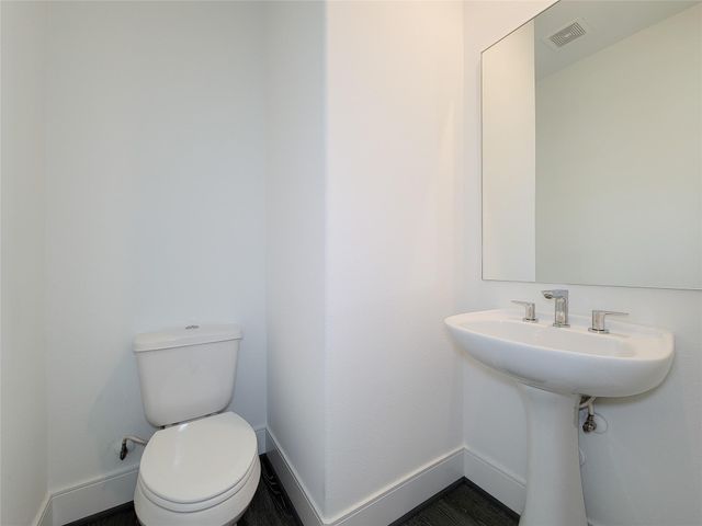 9 N St Charles Street B, Houston, TX 77003