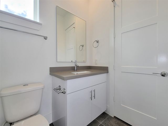 9 N St Charles Street B, Houston, TX 77003