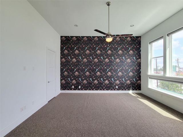 9 N St Charles Street B, Houston, TX 77003