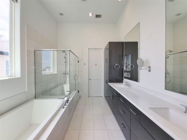 9 N St Charles Street B, Houston, TX 77003