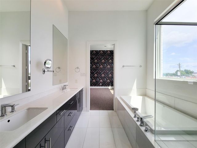 9 N St Charles Street B, Houston, TX 77003