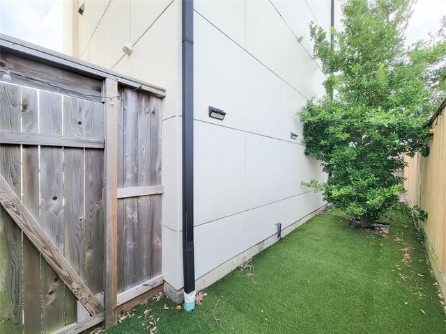 9 N St Charles Street B, Houston, TX 77003