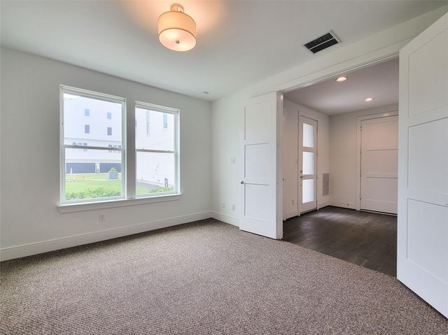 9 N St Charles Street B, Houston, TX 77003