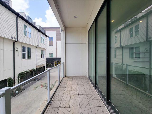 9 N St Charles Street B, Houston, TX 77003