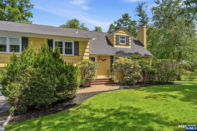 16 Pinecrest Drive, Woodcliff Lake, NJ 07677