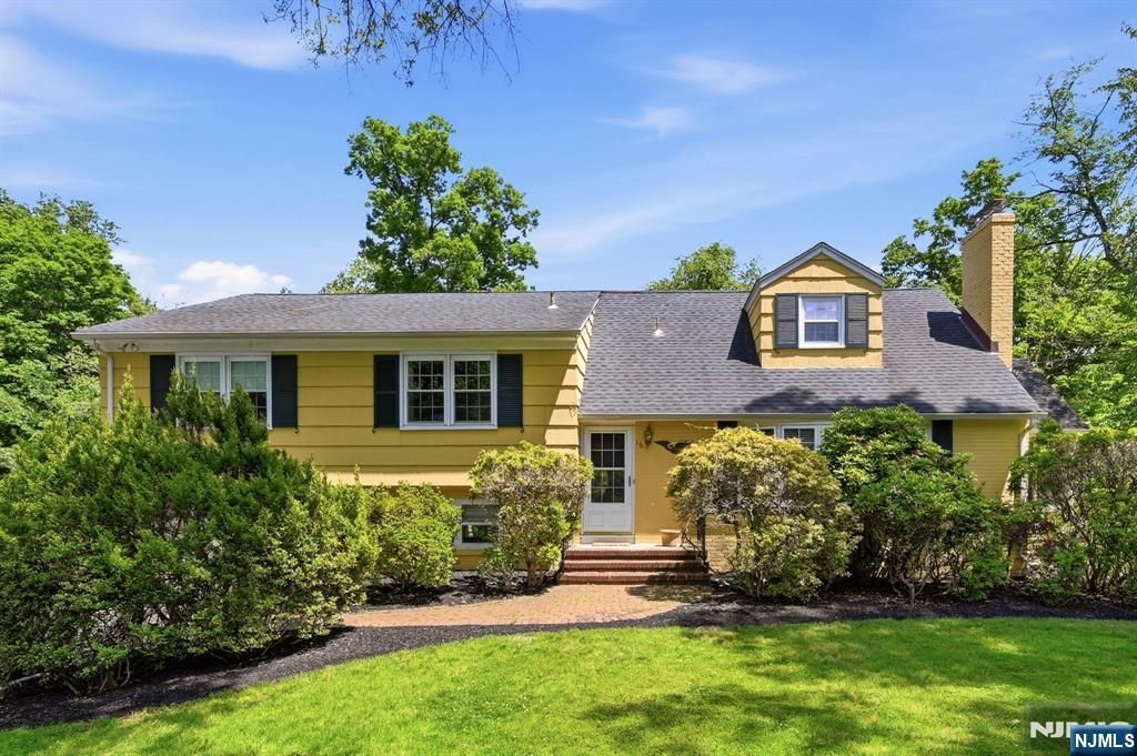 16 Pinecrest Drive, Woodcliff Lake, NJ 07677
