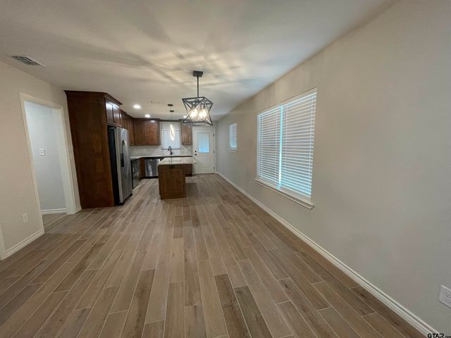 926 S Academy Ave, Tyler, TX 75701