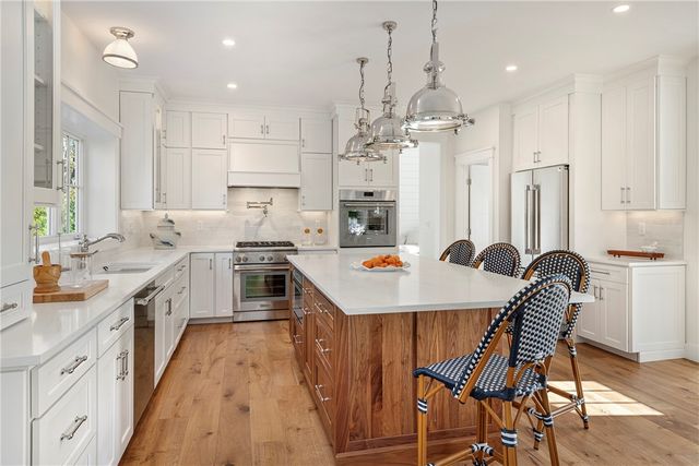 1 Knowlton Court, Bristol, RI 02809