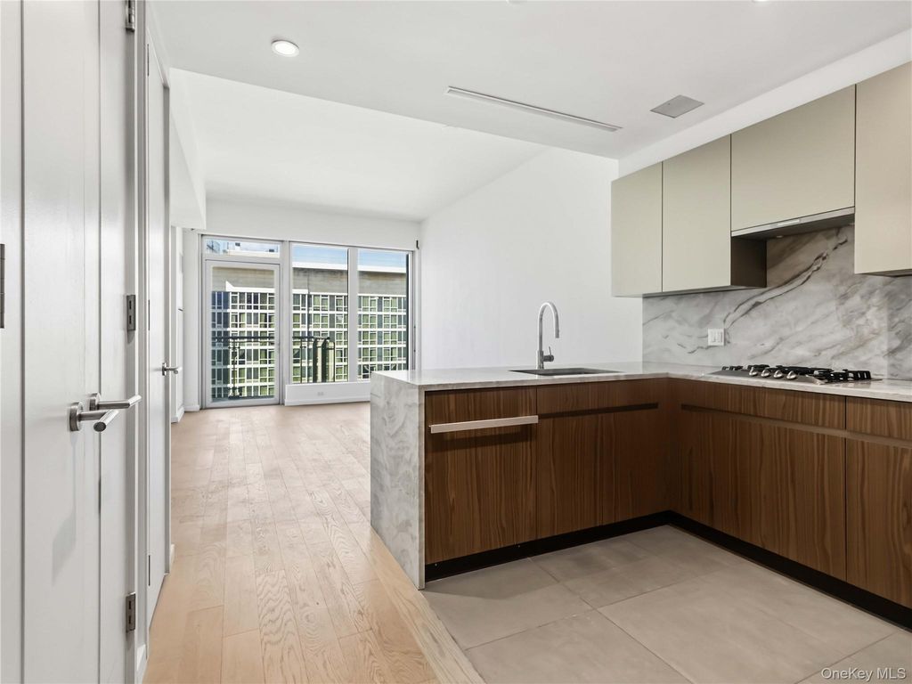13327 39th Avenue PHA, Flushing, NY 11354 — photo 2