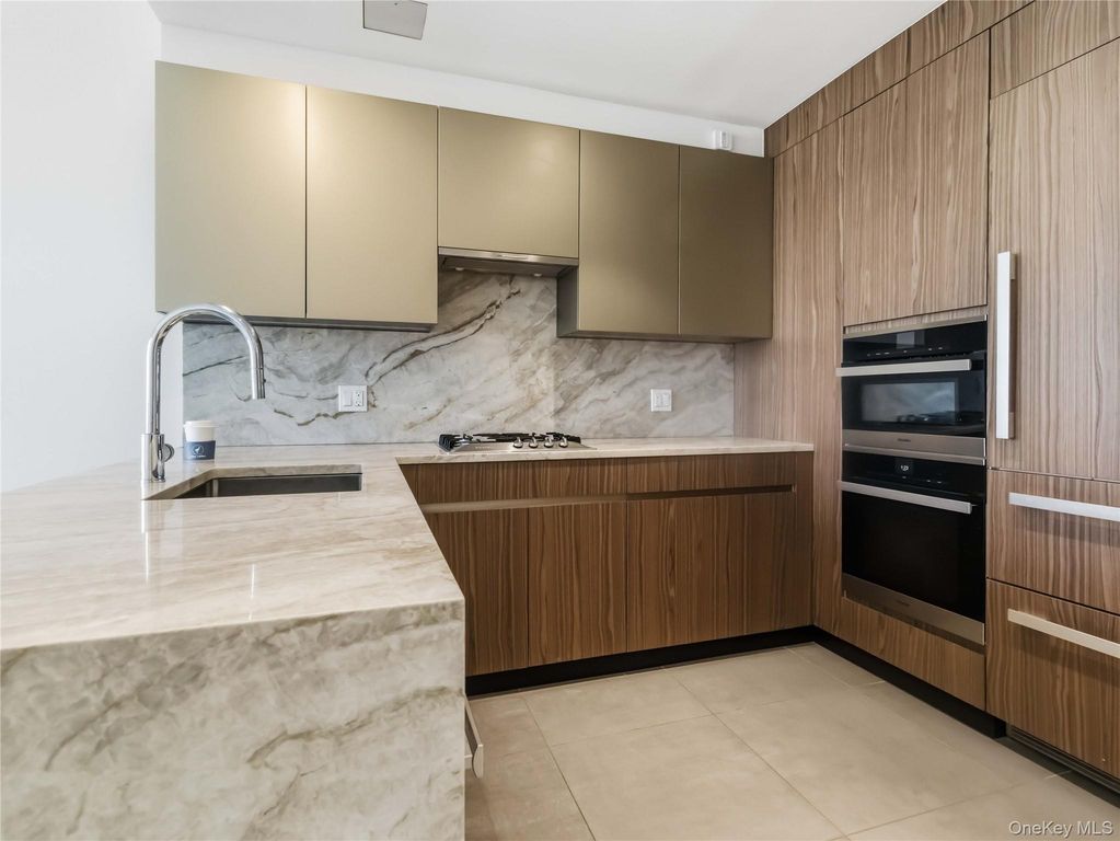 13327 39th Avenue PHA, Flushing, NY 11354 — photo 3