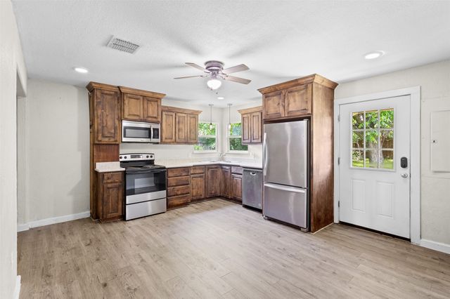 107 S Flower Lane, Chico, TX 76431
