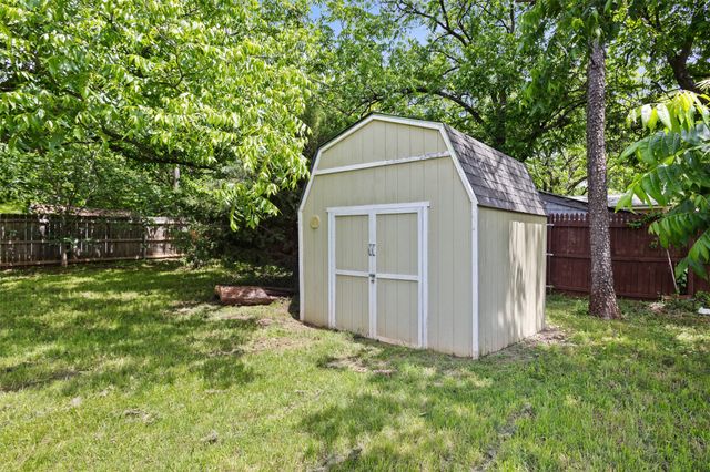 107 S Flower Lane, Chico, TX 76431