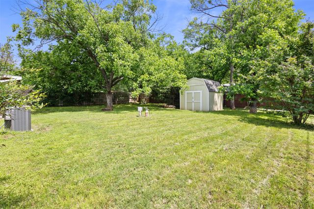 107 S Flower Lane, Chico, TX 76431