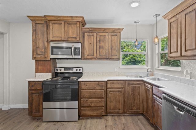 107 S Flower Lane, Chico, TX 76431