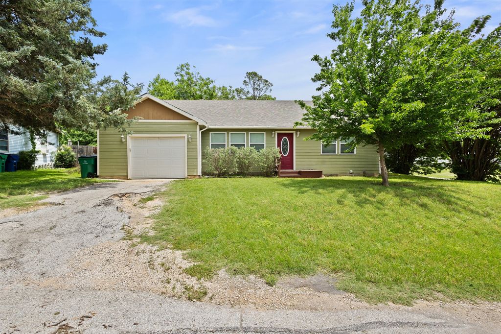 107 S Flower Lane, Chico, TX 76431