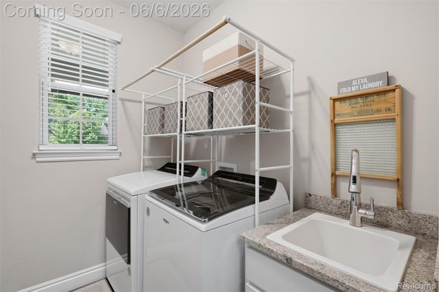 7375 N Mistwood Drive, White Lake Charter Township, MI 48383