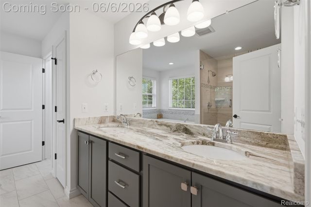 7375 N Mistwood Drive, White Lake Charter Township, MI 48383