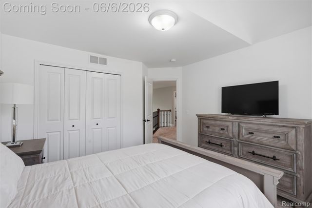 7375 N Mistwood Drive, White Lake Charter Township, MI 48383