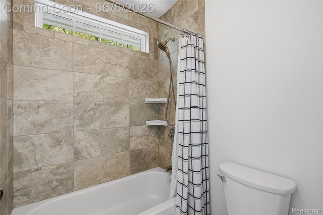 7375 N Mistwood Drive, White Lake Charter Township, MI 48383