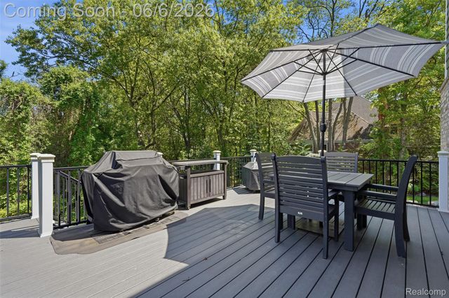 7375 N Mistwood Drive, White Lake Charter Township, MI 48383