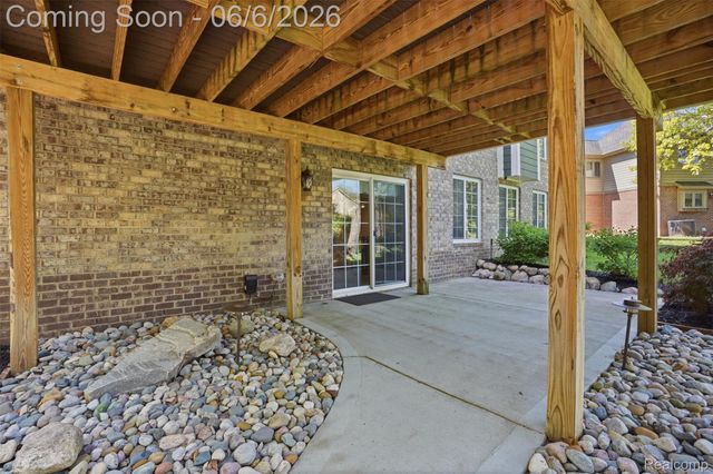 7375 N Mistwood Drive, White Lake Charter Township, MI 48383