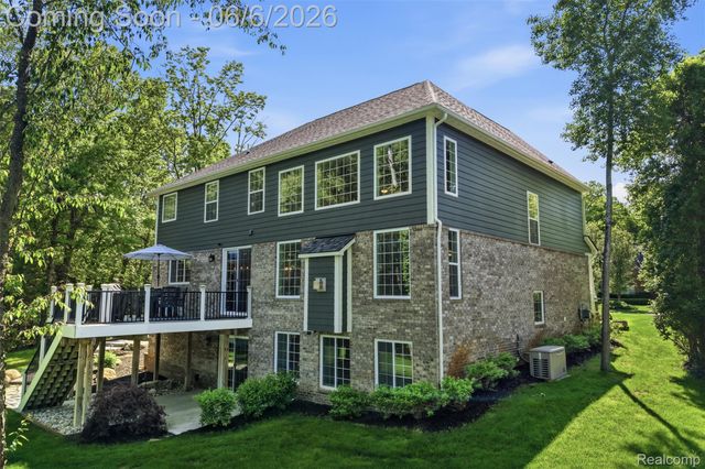 7375 N Mistwood Drive, White Lake Charter Township, MI 48383