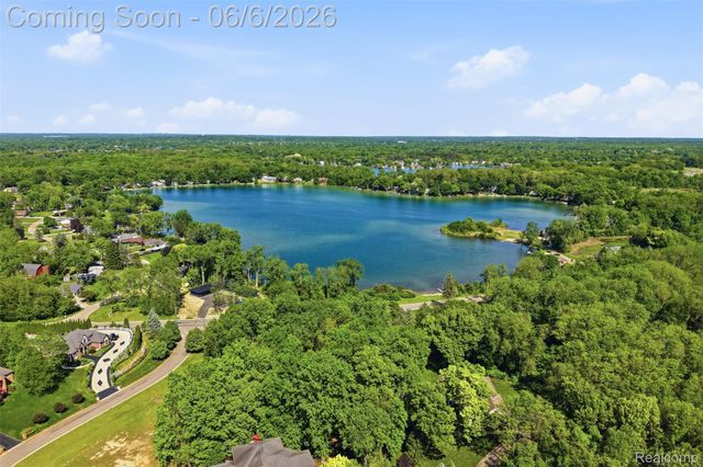 7375 N Mistwood Drive, White Lake Charter Township, MI 48383