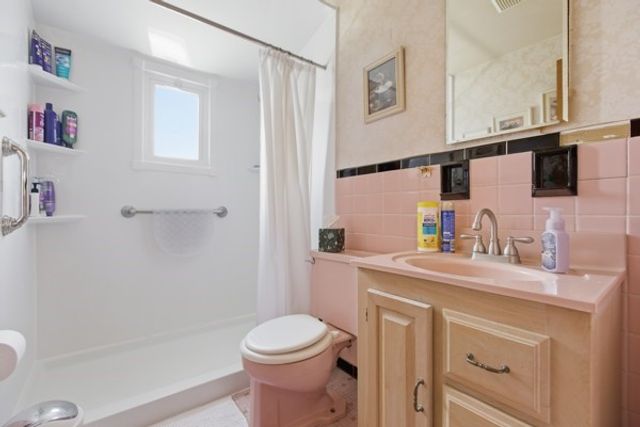 417 Blossom Dr, Baldwin Boro, PA 15236