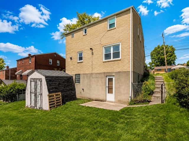 417 Blossom Dr, Baldwin Boro, PA 15236