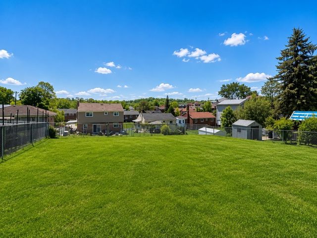 417 Blossom Dr, Baldwin Boro, PA 15236