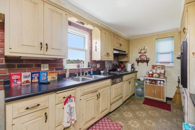 417 Blossom Dr, Baldwin Boro, PA 15236