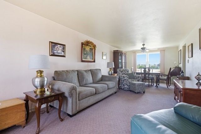 417 Blossom Dr, Baldwin Boro, PA 15236