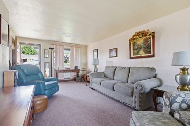 417 Blossom Dr, Baldwin Boro, PA 15236