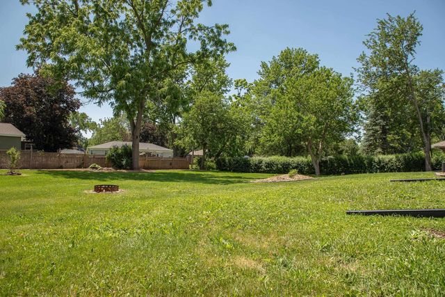2013 Maplewood Drive, Cedar Falls, IA 50613