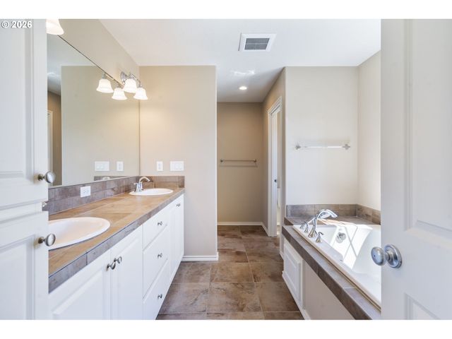16845 Nw Vetter Drive, Portland, OR 97229
