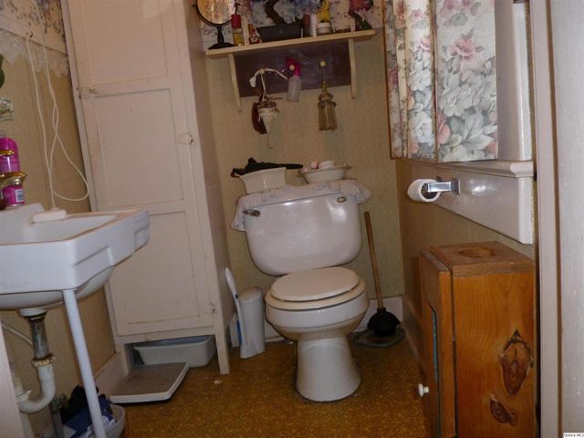 390 W 4th Street, Dallas City, IL 62330