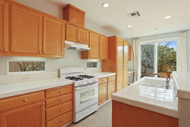 2902 Campbell Ln, Tracy, CA 95377