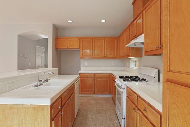 2902 Campbell Ln, Tracy, CA 95377