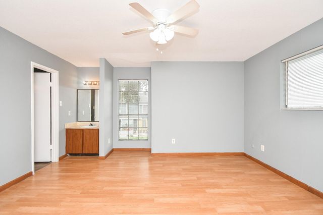 8323 Wilcrest Drive 17008, Houston, TX 77072