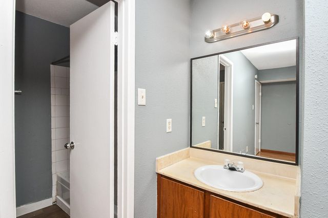 8323 Wilcrest Drive 17008, Houston, TX 77072