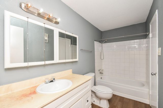 8323 Wilcrest Drive 17008, Houston, TX 77072