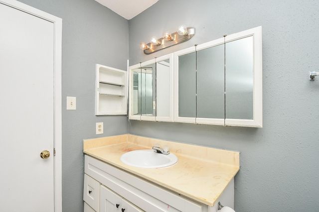 8323 Wilcrest Drive 17008, Houston, TX 77072