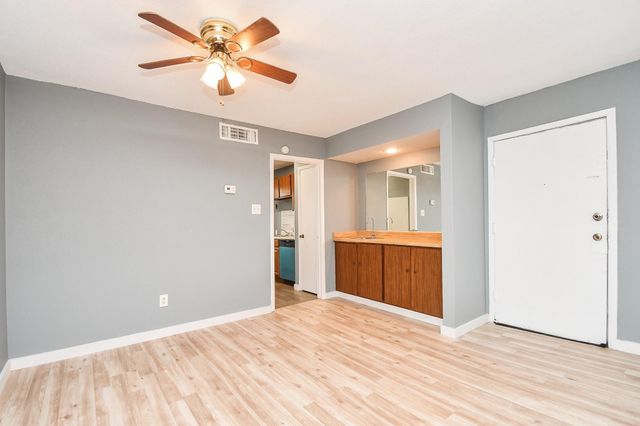 8323 Wilcrest Drive 17008, Houston, TX 77072