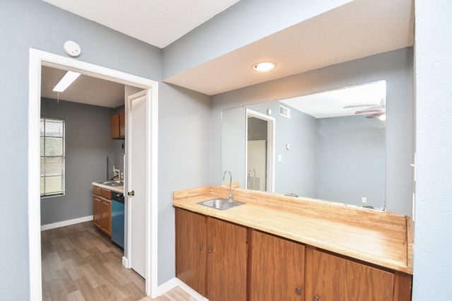 8323 Wilcrest Drive 17008, Houston, TX 77072