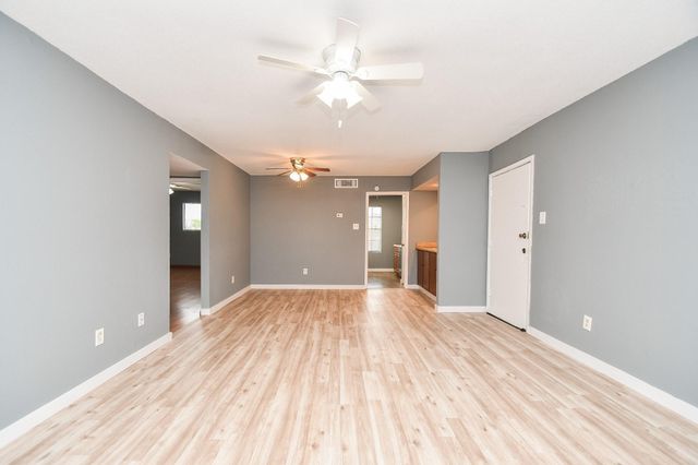 8323 Wilcrest Drive 17008, Houston, TX 77072