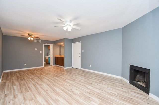 8323 Wilcrest Drive 17008, Houston, TX 77072