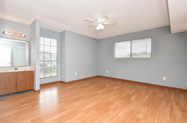 8323 Wilcrest Drive 17008, Houston, TX 77072