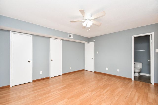 8323 Wilcrest Drive 17008, Houston, TX 77072